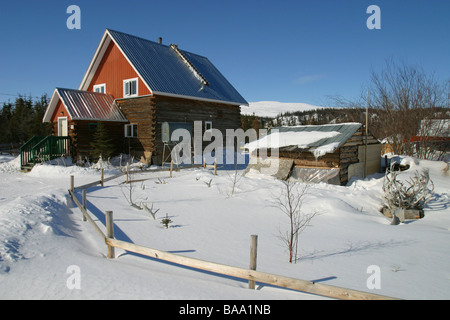 Une maison de bois dans la Première nation des Gwitchin Vuntut Old Crow (Territoire du Yukon, Canada. Banque D'Images