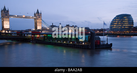 Tower Bridge et le City Hall à Londres la nuit Banque D'Images