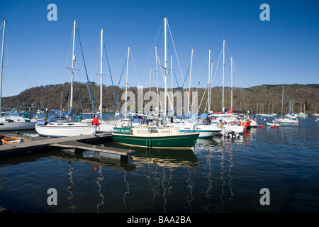 Le lac Windermere Marina près de Point Cockshott Banque D'Images