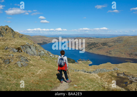 Femme walker sur Eagle Crag, appréciant la vue sur Haweswater, Parc National de Lake District, Cumbria, Angleterre, Royaume-Uni Banque D'Images