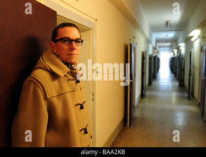 Ancien prisonnier de la Stasi Mario Röllig dans couloir de salles d'interrogatoire à l'ancienne prison de Hohenschönhausen Banque D'Images