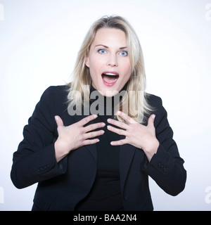 Belle femme expessive isolé sur backgroun Banque D'Images