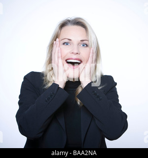 Belle femme expessive isolé sur backgroun Banque D'Images