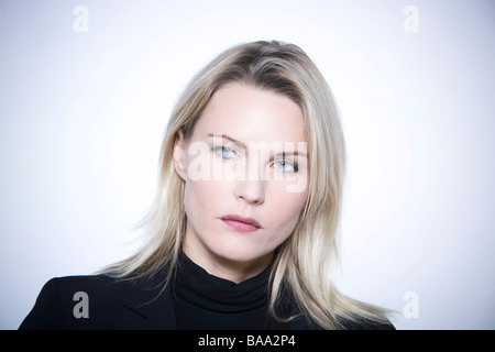 Belle femme expessive isolé sur backgroun Banque D'Images