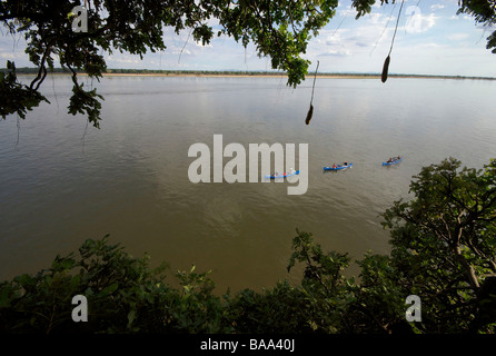 Safari en canoë canoë canoë sur la rivière Zambezi Zambèze safari safari de l'Afrique de l'excitation dans le style enivrante Banque D'Images