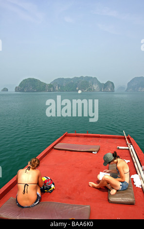 Pour se détendre et se détendre sur le pont d'un bateau croisière Halong Bay, Vietnam Banque D'Images