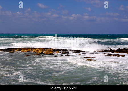 Paysage marin méditerranéen À KISSONERGA SUR L'île de Chypre. Banque D'Images