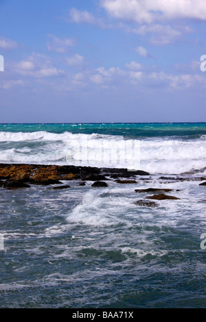 Paysage marin méditerranéen À KISSONERGA SUR L'île de Chypre. Banque D'Images