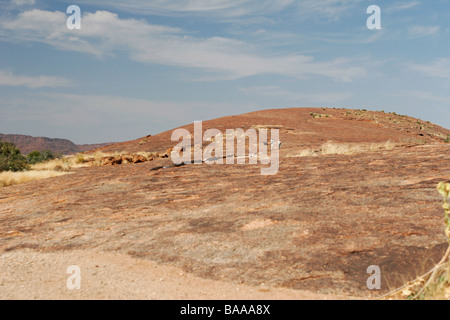 Naural touristiques sont debout sur un rocher connu sous le nom de la roche lunaire dans le Parc National d'Augrabies dans le Nord de l'Afrique du Sud Le Cap Banque D'Images