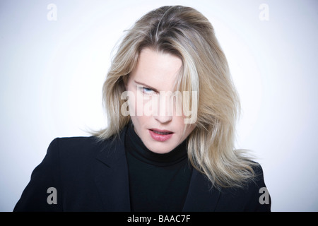 Belle femme expessive isolé sur backgroun Banque D'Images