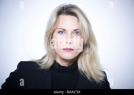 Belle femme expessive isolé sur backgroun Banque D'Images