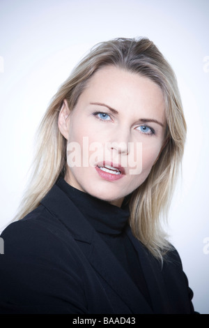 Belle femme expessive isolé sur backgroun Banque D'Images