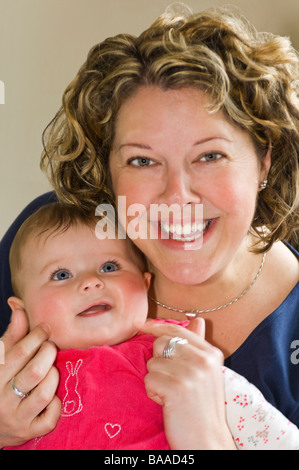 Close up portrait of Vertical une ancienne maman mature avec son beau bébé fille Banque D'Images