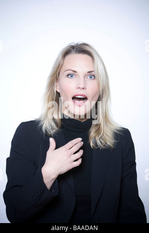 Belle femme expessive isolé sur backgroun Banque D'Images