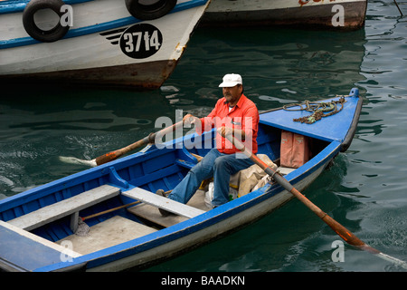 L'homme en barque Valparaiso Chili Banque D'Images