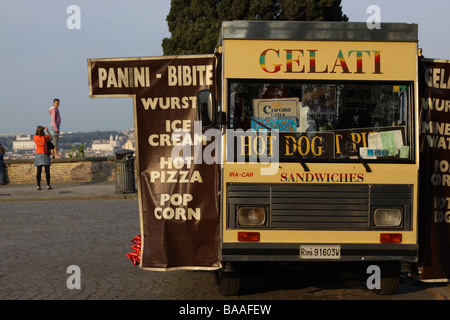 Ice-cream van sur la colline du Janicule à Rome, Italie. Banque D'Images