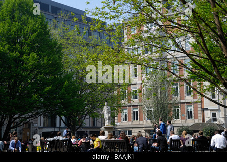 Les employés de bureau à l'heure du déjeuner à Golden Square Gardens Londres Soho Banque D'Images