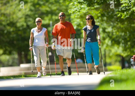 Trois personnes de la marche nordique à Salt Lake City, Utah. Banque D'Images