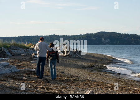 Couple walking on beach - Parc d'état de Fay Bainbridge, Washington Banque D'Images