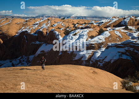 Vélo de montagne équitation sur slickrock dans Moab, Utah. Banque D'Images