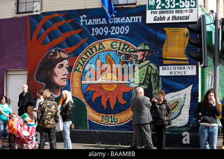 Le fianna eireann nouvelle aile junior de l'IRA à Belfast fresque murale peinte pour l'Insurrection de Pâques 1916 Commémoration sur beechmount Banque D'Images