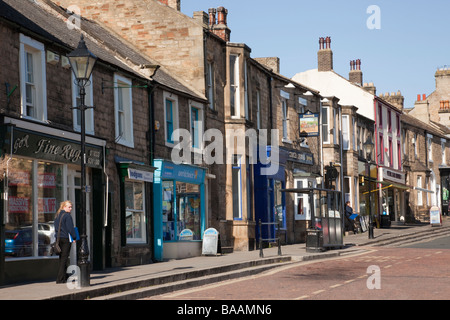 Teesdale Barnard Castle County Durham England UK Terrasse maisons et boutiques le long de la rue principale de Galgate market town center Banque D'Images