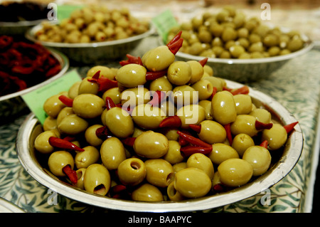 Un bol d'olives vertes farcies au piment rouge sur le Fiery Food Festival à Brighton, UK Banque D'Images