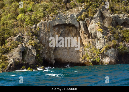 La SCULPTURE SUR PIERRE DANS LE LAC TAUPO NOUVELLE ZÉLANDE Banque D'Images