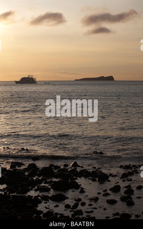 Bateau de visite dans le coucher de soleil à la colline du Dragon, l'île de Santa Cruz, Galapagos, Equateur en Septembre Banque D'Images