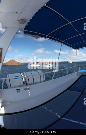 Se détendre sur le pont et à admirer la vue dans l'Îles Bartolome, Isla Bartolome, la beauté classique des Galapagos Banque D'Images