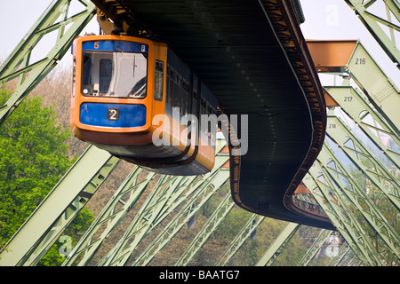 Wuppertal Schwebebahn, monorail suspendu Banque D'Images