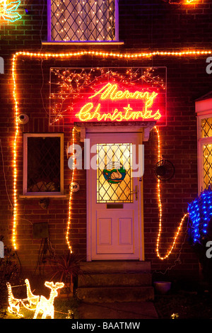 Les lumières de Noël sur l'avant d'une maison dans le Suffolk, UK Banque D'Images