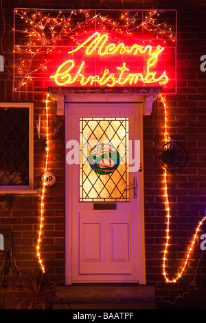 Les lumières de Noël sur l'avant d'une maison dans le Suffolk, UK Banque D'Images