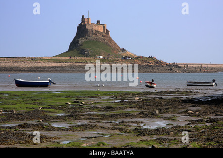 Une belle vue sur le port et château de Lindisfarne sur Holy Island Banque D'Images