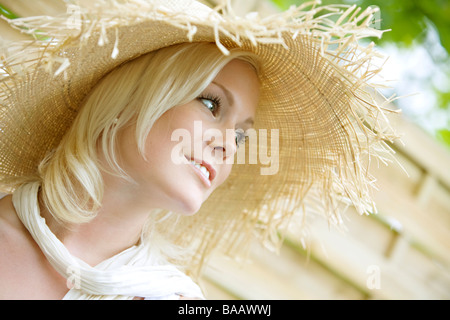 Une femme portant un chapeau, la Suède. Banque D'Images