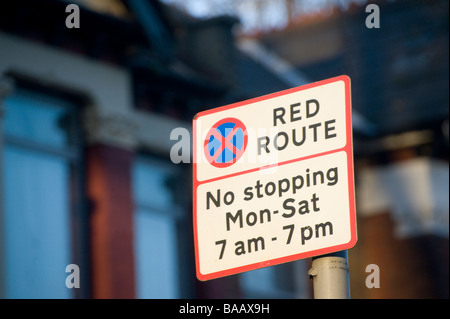 Red route aucun arrêt chaussée urbaine road sign in London Banque D'Images