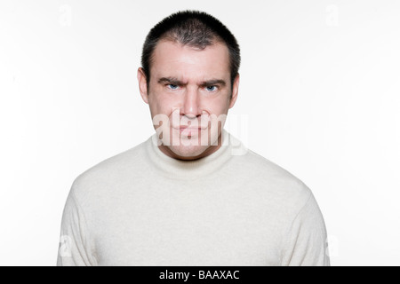 Portrait d'un bel homme expressif en studio sur fond isolé blanc Banque D'Images