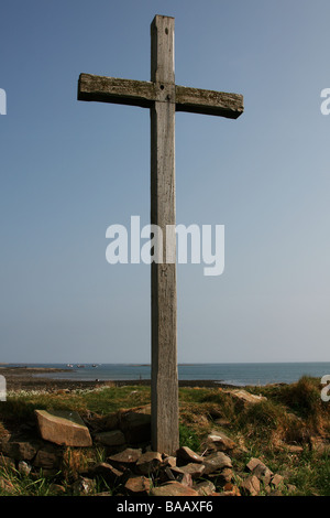 St Cuthbert's Isle croix de bois sur l'Île Sainte Northumberland Lindisfarne Banque D'Images