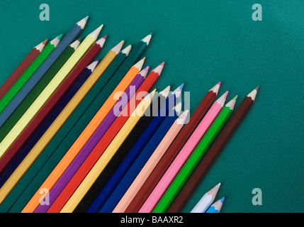 Close-up de crayons de couleur dans une rangée Banque D'Images