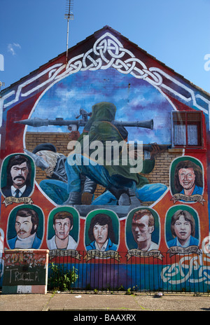 Fresque républicaine de l'IRA mort montrant des bénévoles et de roquette RPG IRA en cours peint dans les marchés de Belfast Banque D'Images