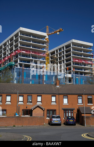 Nouveau bâtiment de bureaux et immeubles en construction dans le cadre d'un programme de régénération de la laganside de la ville Banque D'Images