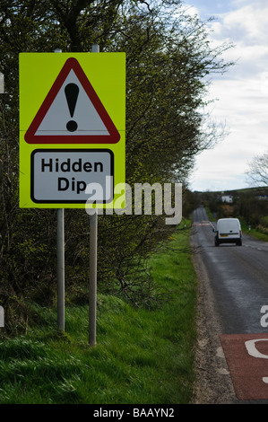 Roadsign sur une route rurale attention d'un plongeon dans la route Banque D'Images