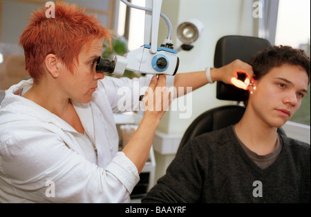 Spécialiste du traitement d'un patient, Berlin, Allemagne Banque D'Images
