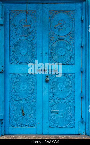 Vieille porte bleu indien traditionnel sur la construction de Mattancherry, Kochi également connu sous le nom de Cochin, Kerala, Inde Banque D'Images