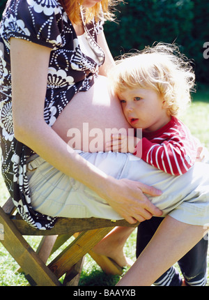 Une femme enceinte et son enfant, en Suède. Banque D'Images