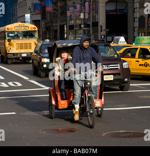 Pedicab sur la 5e Avenue à New York City Banque D'Images