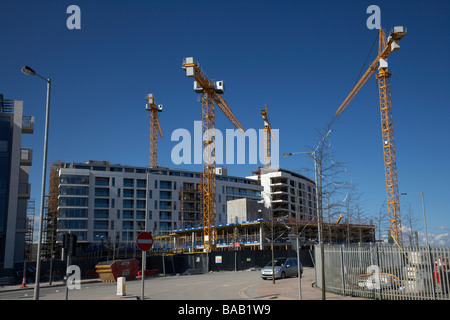 Nouvel appartement et immeubles de bureaux en cours de construction dans le cadre du renouvellement du quartier titanic belfast irlande du nord de l'île de queens uk Banque D'Images