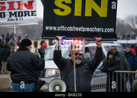 Des manifestants anti avortement le long de la route principale pour le concert inaugural eu lieu au Lincoln Memorial à Washington DC Banque D'Images