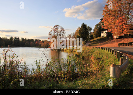 Hocking Hills avec le lac Logan vie vivant dans l'Ohio USA US automne beau paysage avec des feuilles colorées et route rurale à l'extérieur de l'horizon haute résolution Banque D'Images