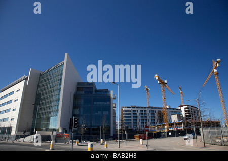 Nouvel appartement et immeubles de bureaux en cours de construction dans le cadre du renouvellement du quartier titanic belfast irlande du nord de l'île de queens uk Banque D'Images